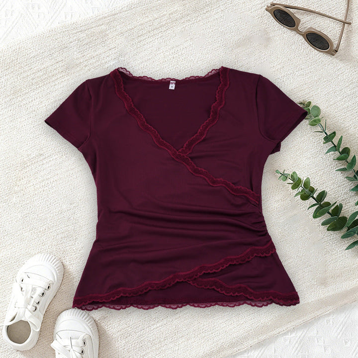 Nærbilde av omslagstopp, viser delikat blonde og pent sydde volanger. Kvalitetsdesign for dame.