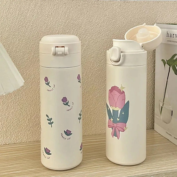 Isolert vannflaske for dame i rustfritt stål med elegant blomsterdesign. Holder drikken kald/varm på reise.