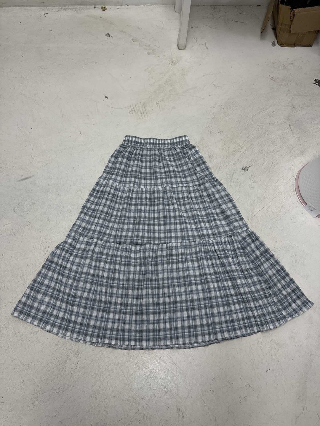 Kvinner flytende rutete maxiskjørt. Komfortabelt og elegant dameskjørt med sommerlig design for fritid.