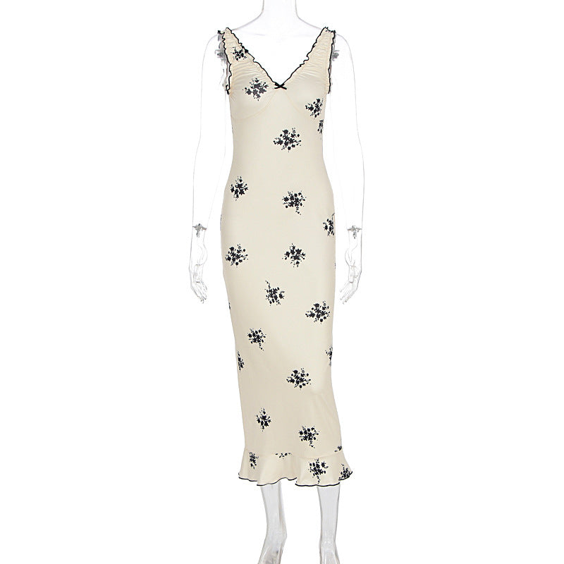 Tidløs elegant aprikosfarget maxikjole med florale mønstre og feminine volanger. Komfortabel motekjole.