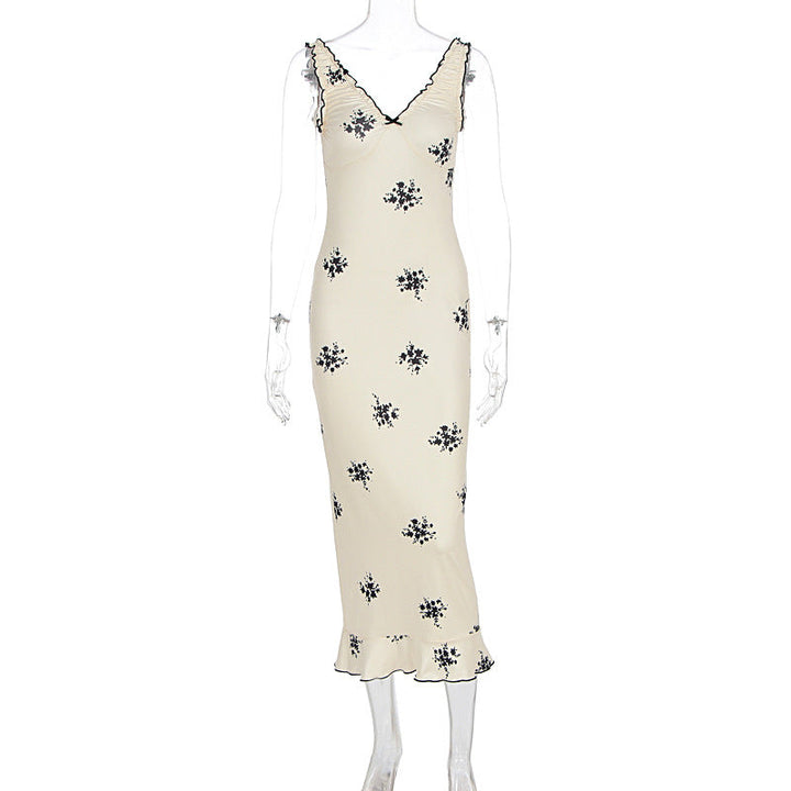Tidløs elegant aprikosfarget maxikjole med florale mønstre og feminine volanger. Komfortabel motekjole.
