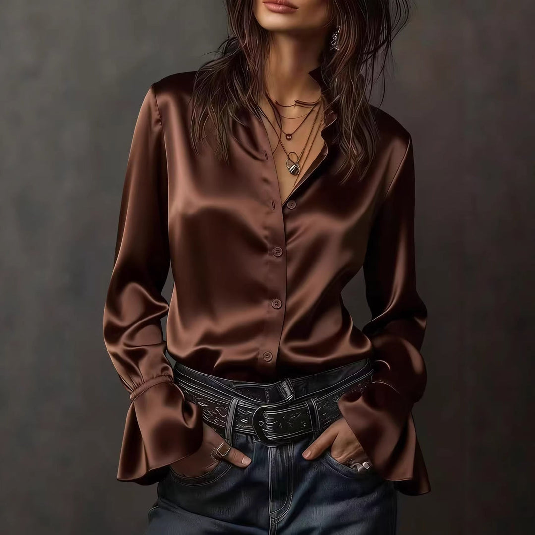 Klassisk hvit damebluse med pene rysjer på ermene, gir en tidløs og elegant look. Mote, kvinneklær.