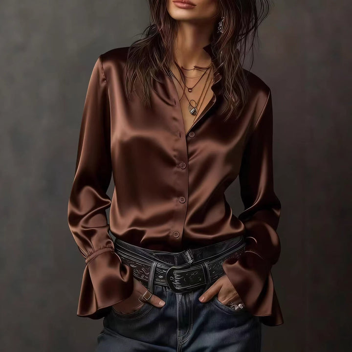 Klassisk hvit damebluse med pene rysjer på ermene, gir en tidløs og elegant look. Mote, kvinneklær.