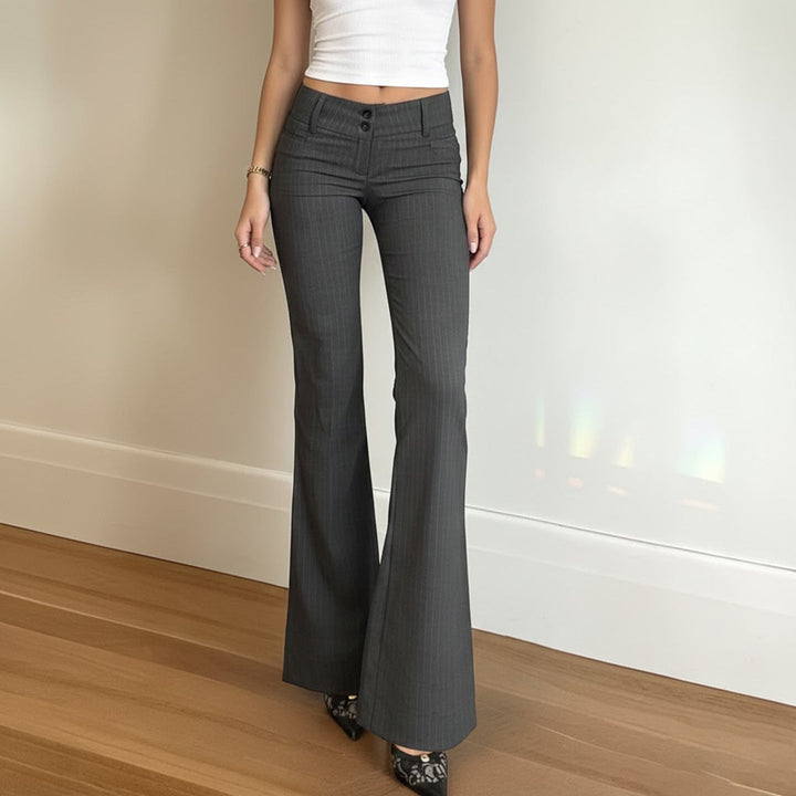 Nærbilde av komfortable dame flared jeans med høy midje og elegante striper. Moderne og flatterende passform.