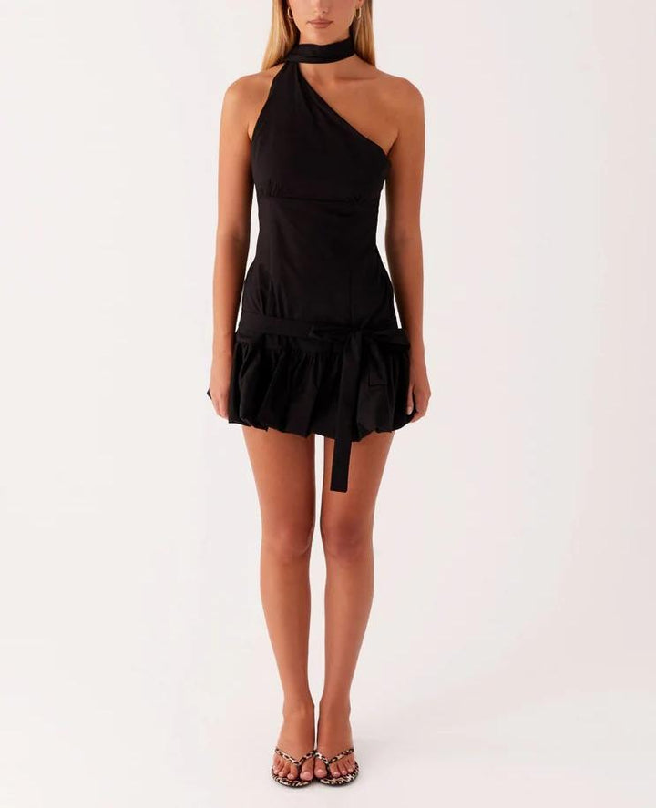 Stilig prikkete asymmetrisk minikjole for damer. En elegant festkjole eller chic sommerkjole.