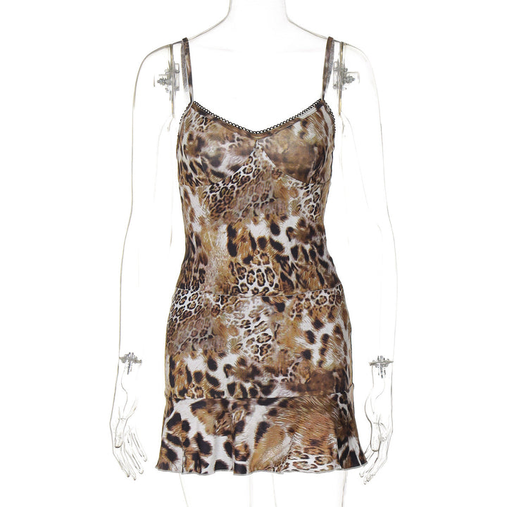 Leopardmønstret dame minikjole med kontrastblonder og tynne justerbare stropper for en moderne og feminin stil.