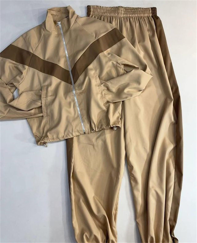 Sporty treningsjakke og matchende bukse for kvinner. Ideell for aktivitet, loungewear eller en komfortabel stil.