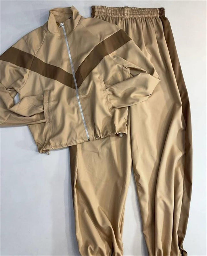 Sporty treningsjakke og matchende bukse for kvinner. Ideell for aktivitet, loungewear eller en komfortabel stil.