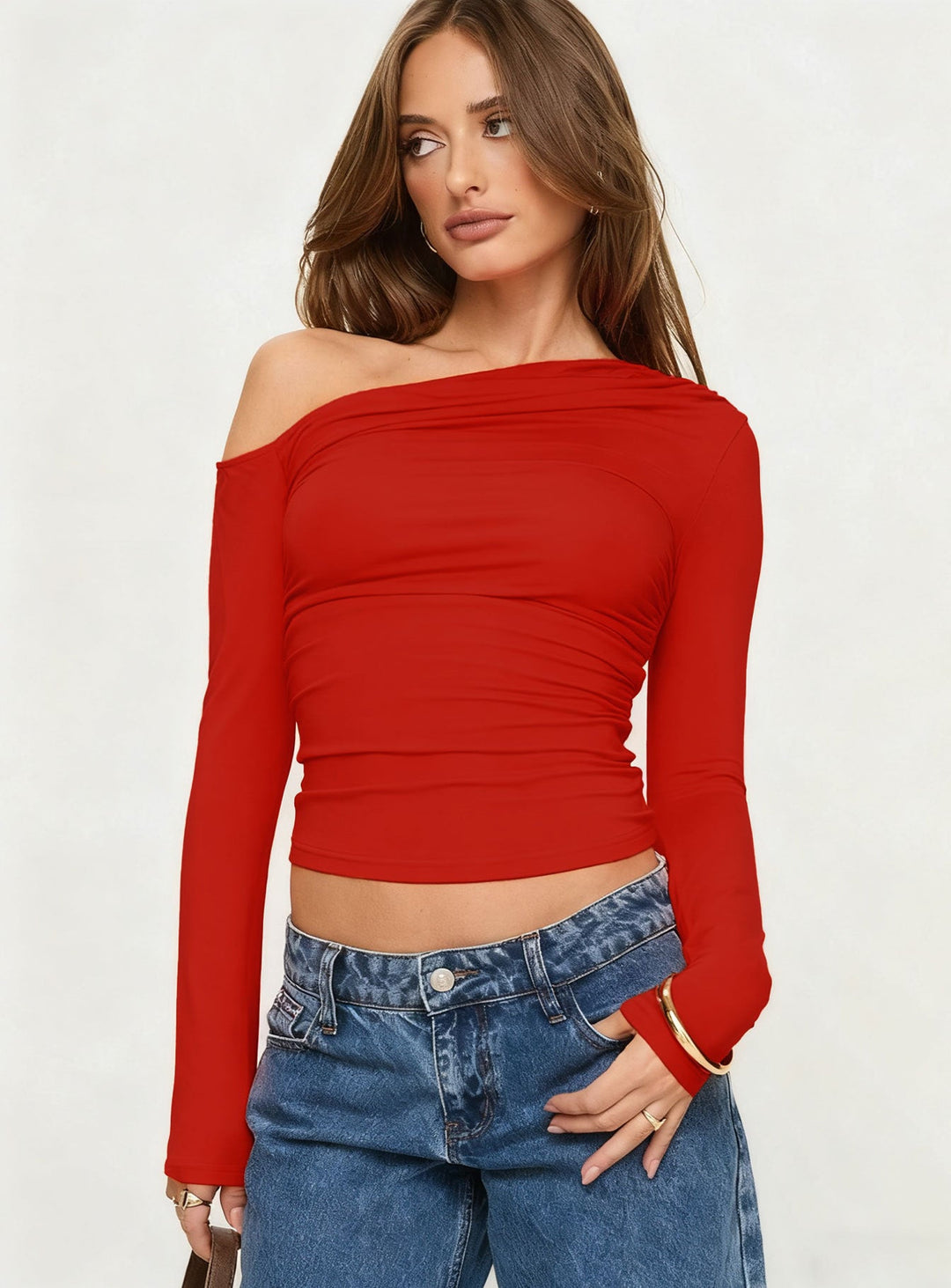 Komfortabel og elegant off-shoulder rynkeskjorte for dame. Myk langermet genser, perfekt for stil og avslappet bruk.