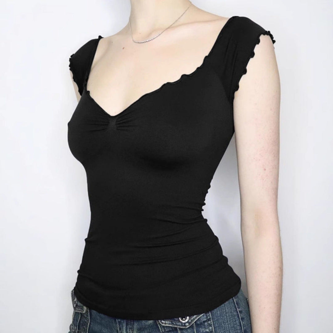 Mote-riktig svart skulderløs topp for damer med delikat volang. Ideell som festtopp eller casual bluse.