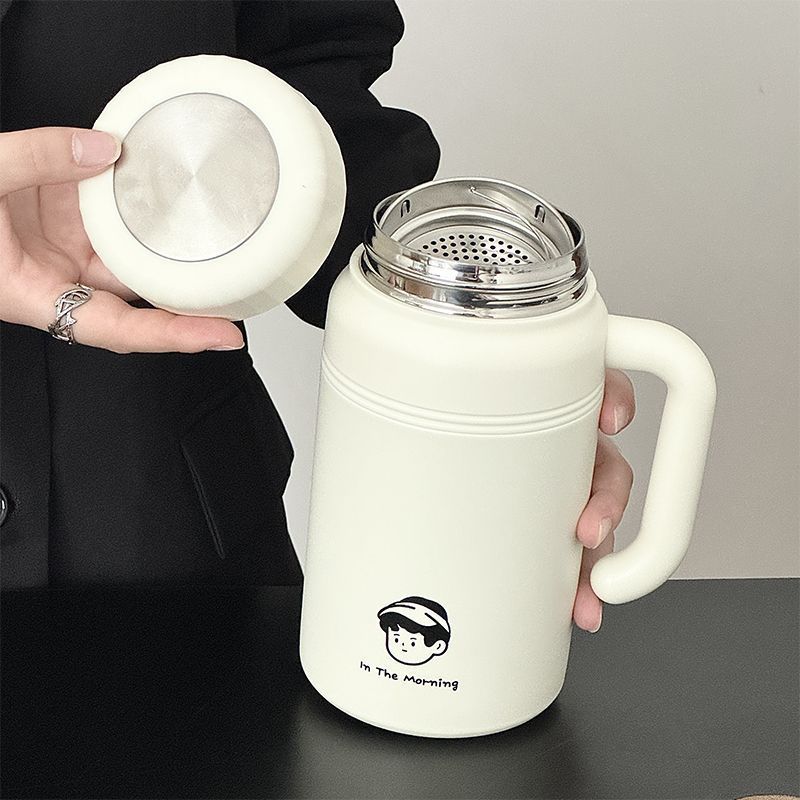 Premium 1000ml kaffetermos med ergonomisk grep. Holder drikke varmt/kaldt. Lekkasjesikker for daglig bruk.