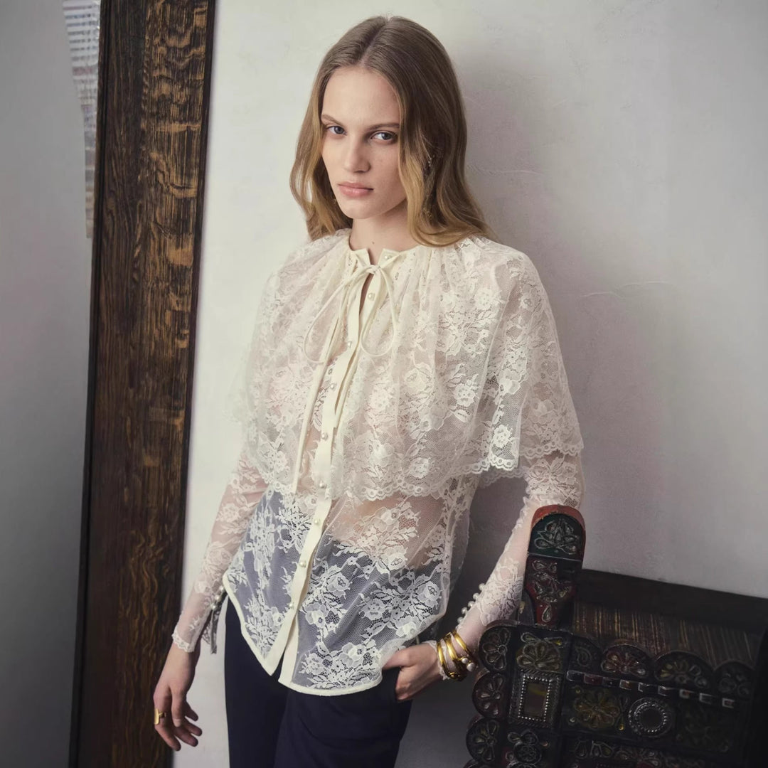 Hvit damebluse med elegant halsbånd og transparente ermer, perfekt for vår og sommer.
