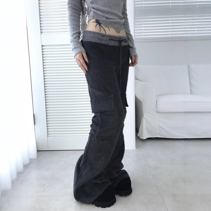 Nærbilde av romslige sidelommer på dame bred cargo-bukse i avslappet stil. Perfekt for casual vår/sommer.