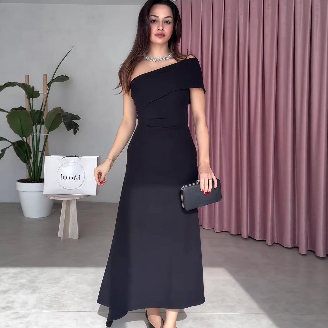 Lang elegant festkjole med asymmetrisk utringning og flatterende drapering. Ideell som aftenkjole for kvinner.
