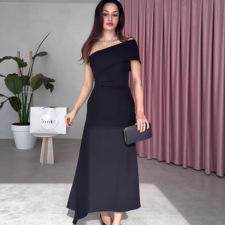 Lang elegant festkjole med asymmetrisk utringning og flatterende drapering. Ideell som aftenkjole for kvinner.