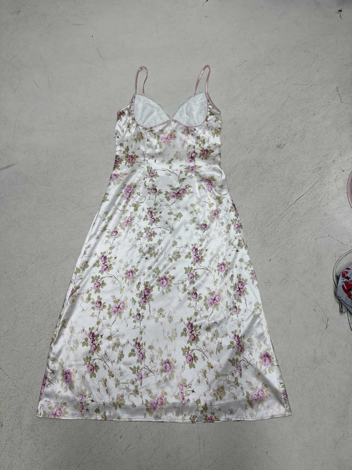 Dame nattkjole med vakkert blomstermønster, tynne stropper. Komfortabelt og feminint valg for søvn og lounge.