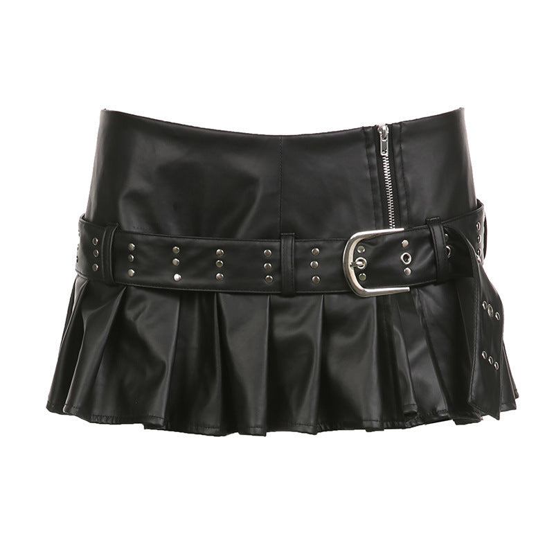 Lekent miniskjørt i svart for dame, med volanger og tøffe nagler. Et must-have for en trendy garderobe.