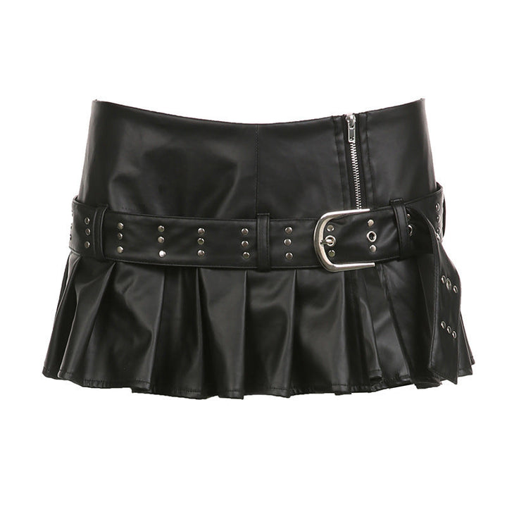 Lekent miniskjørt i svart for dame, med volanger og tøffe nagler. Et must-have for en trendy garderobe.