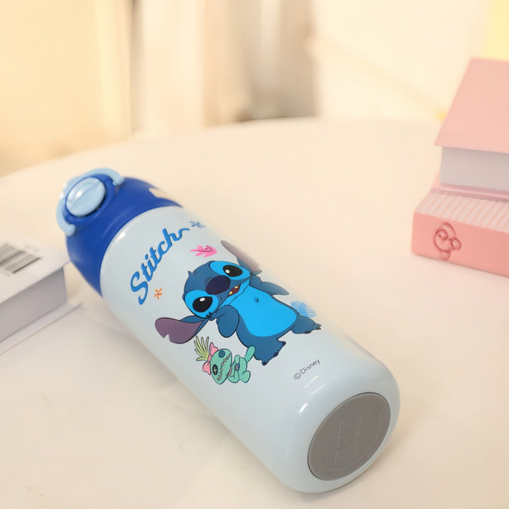 Nærbilde av fargerik barne drikkeflaske med lekne dinosaurer. Isolerende 600 ml vannflaske for gutt/jente.
