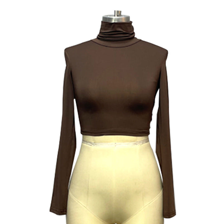 Motevennlig svart cropped dametopp, langermet med ståkrage, ideell for layering eller alene.