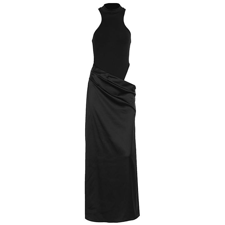 Rosa maxikjole i figurskapende design, med stilfull halterneck og myk drapering.