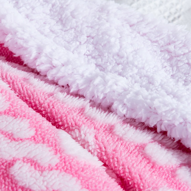 Geometrisk kosepledd på sofaen. Et dekorativt og varmt damepledd i mikrofiber, perfekt for hjemmeinnredning i stuen.