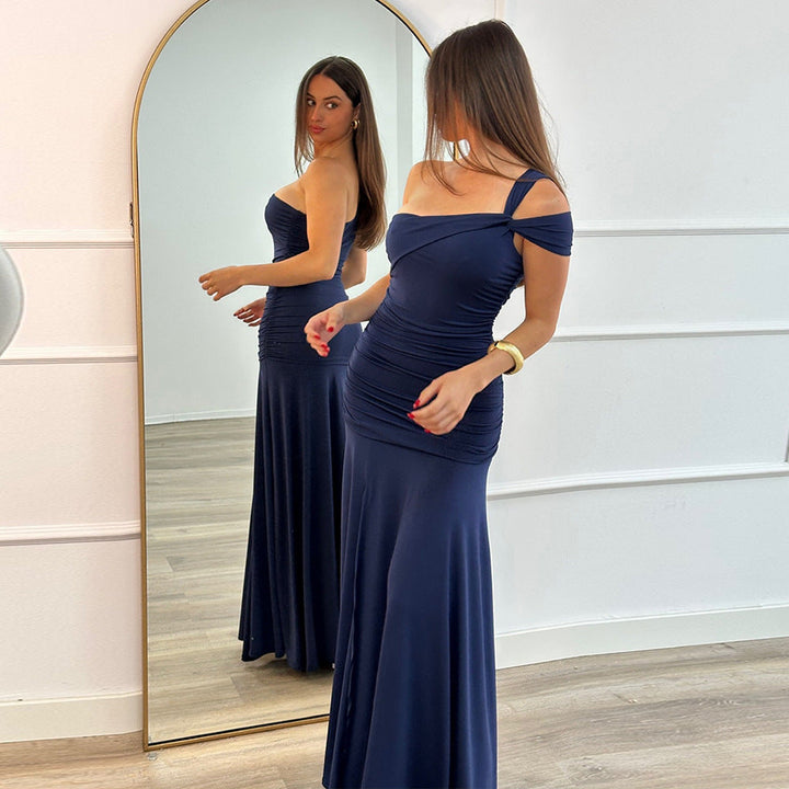 Svart, elegant damers festkjole; asymmetrisk design med en skulder, ideell for selskap.