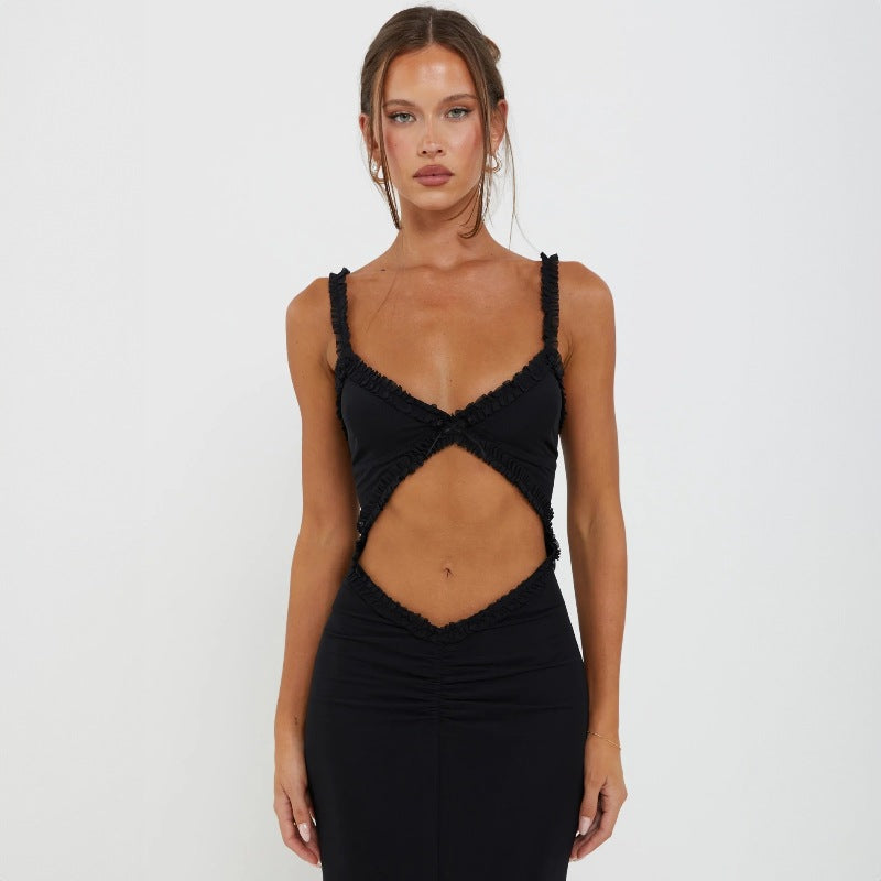 Elegant figursydd damekjole med utskjæringer og feminine volanger. Mote for kveldsantrekk og sommerfest.