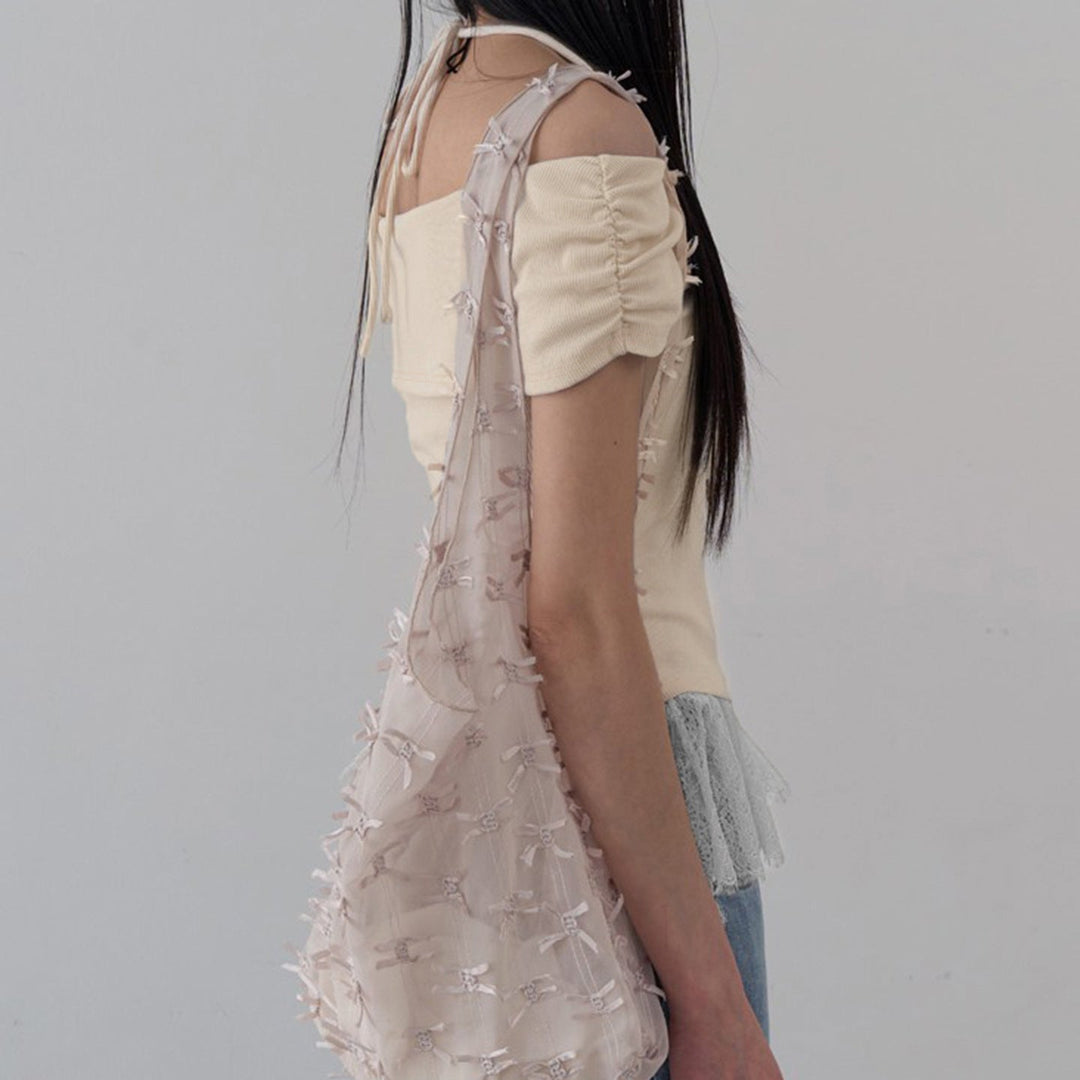 Off-shoulder dame topp med flatterende volangkant. Elegant og feminin design.