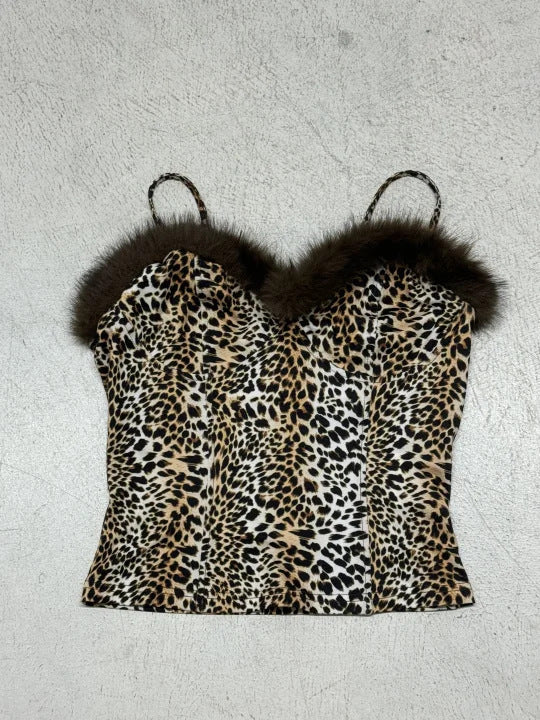 Lett leopardtopp med myk kant. Elegant dametopp med justerbare stropper, ideell for varmere dager.