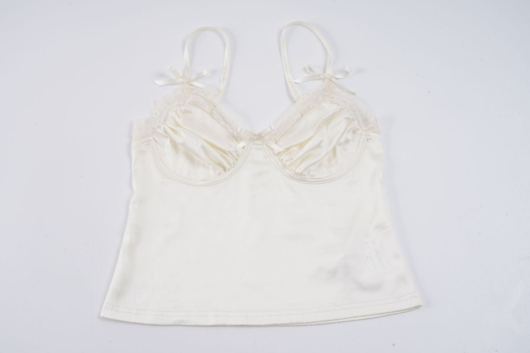 Stilren dame camisole i behagelig stoff med blondekant og diskrete sløyfer. En feminin og komfortabel basistopp.