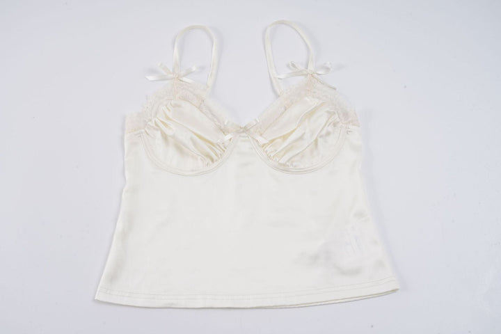 Stilren dame camisole i behagelig stoff med blondekant og diskrete sløyfer. En feminin og komfortabel basistopp.