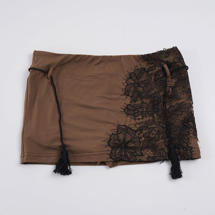 Festlig og elegant damebluse med vakre blondedetaljer og glansfulle knapper. Perfekt for kvinners mote.