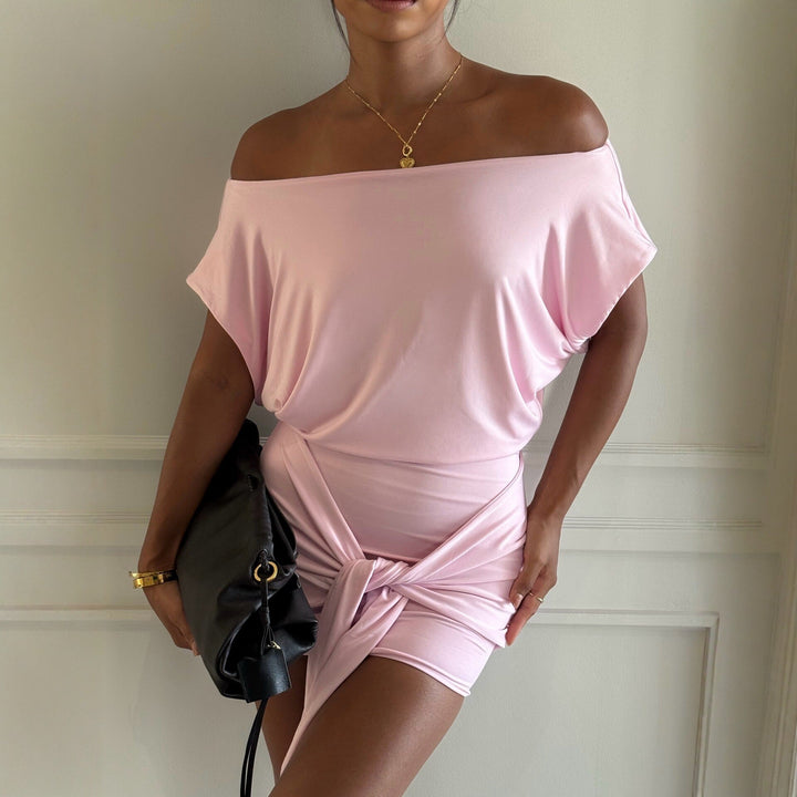 Elegant dame minikjole med U-hals og sidesamling, perfekt for fest, sommer og kveldsantrekk.
