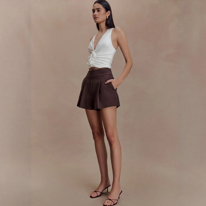 Lett og luftig hvit dametopp med V-hals og feminine volanger. Moderne stil for sommer og vår. Perfekt passform.