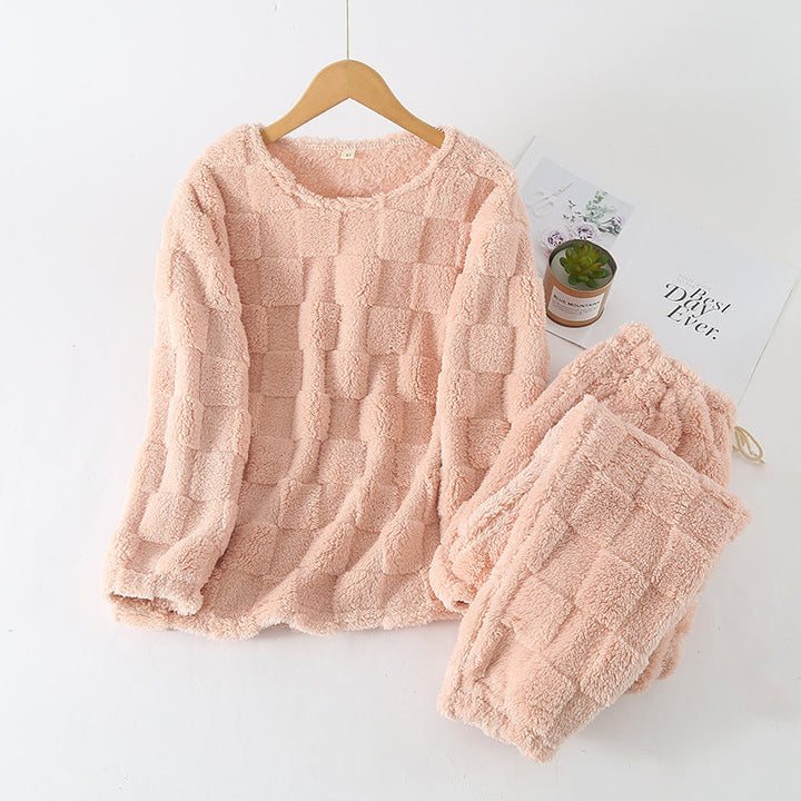 Kvinner varmt pyjamassett i klassisk rutete design, perfekt for komfortabelt vinter-nattøy.