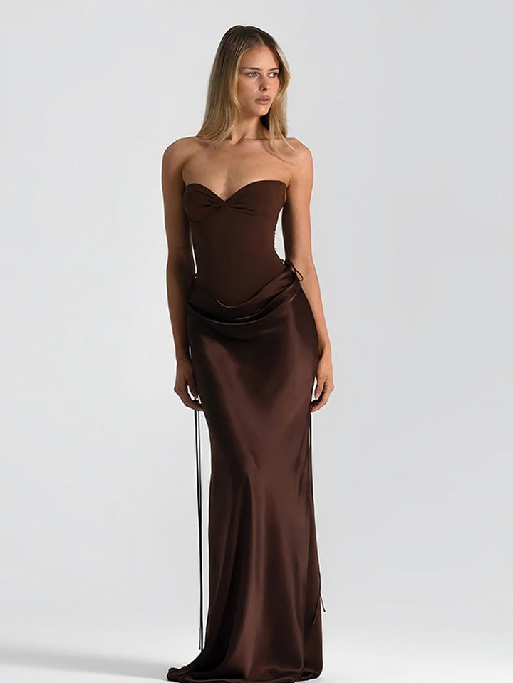 Sofistikert dame maxikjole, off-shoulder modell, med elegant snitt og vakre folder for en formell look.