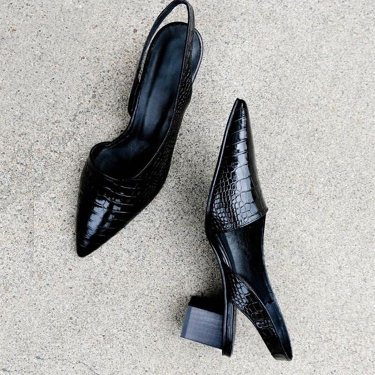 Stilrene slingback pumper for kvinner. Brun lavhælt pump med spisstå, ideell som festsko.
