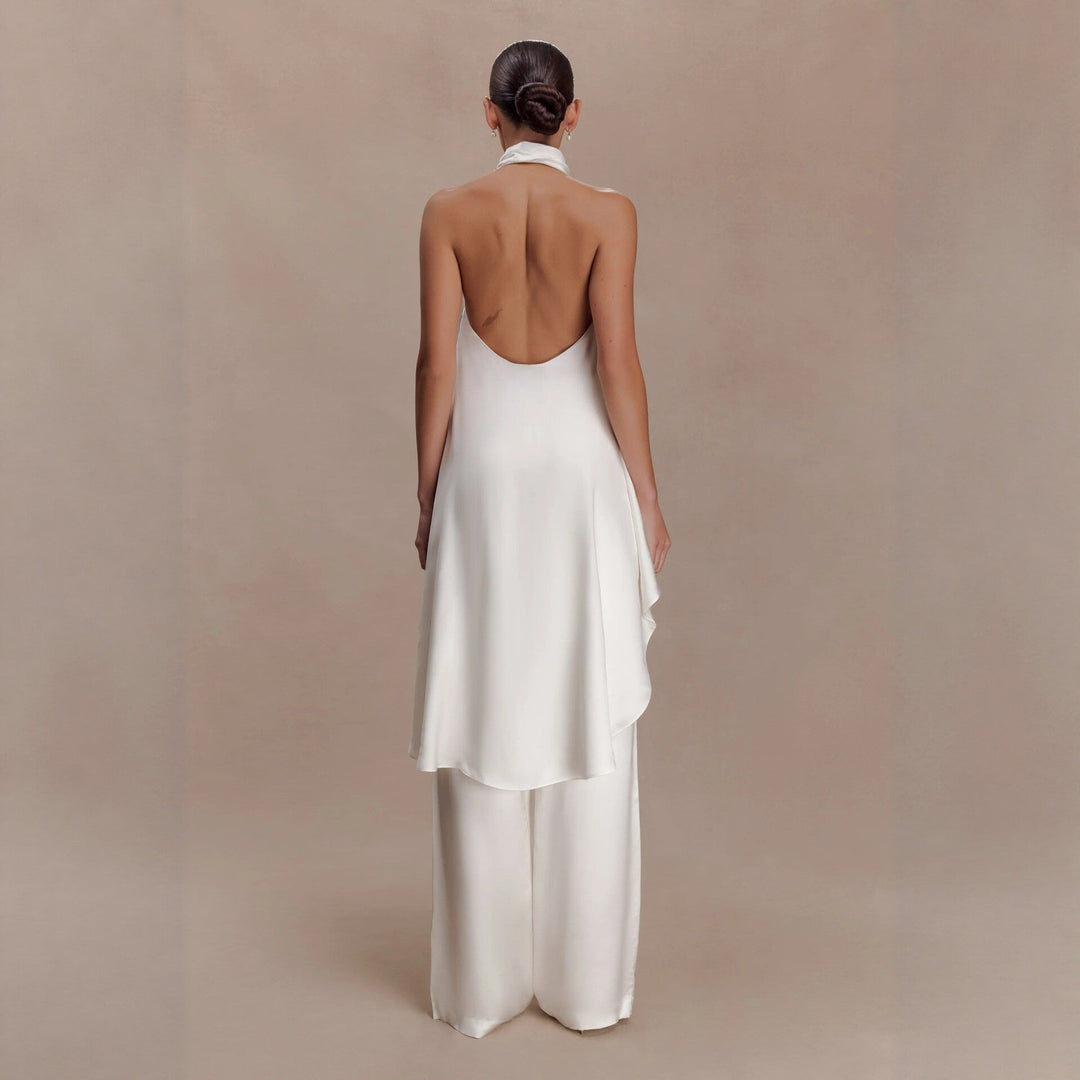 Casual chic hvit dame jumpsuit, formell nok for fest. Asymmetrisk design og elegant passform for kvinner.