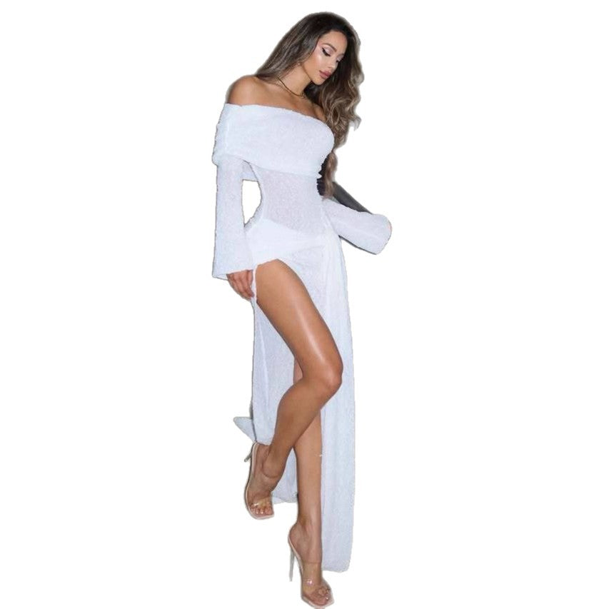 Moderne off-shoulder maxikjole for damer, hvit med dyp splitt. En elegant lang kjole som passer til fest.