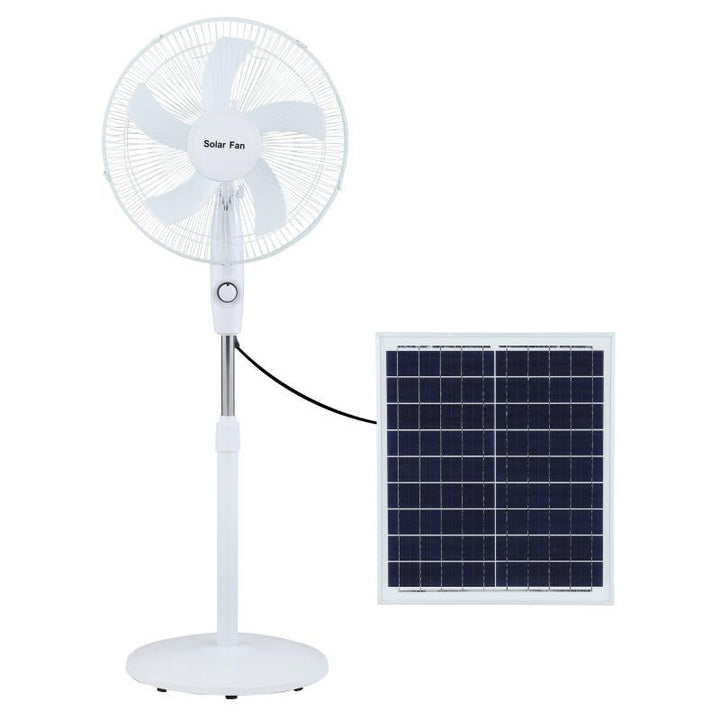 Komplett sett: solcellevifte, solcellepanel og fjernkontroll, klar til å levere kjøling og komfort.