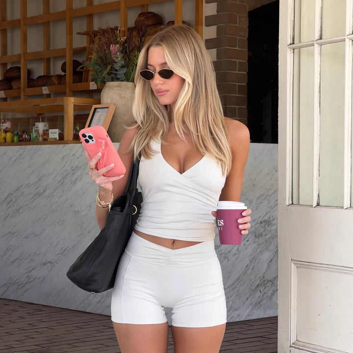 Trendy sporty dame badeklær sett med V-hals topp og komfortable strandshorts.