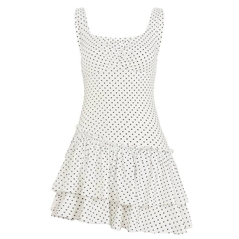 Detalj av rød og hvit prikket rysjekjole. Feminine rysjer og elegant mønster for en sommerlig look.