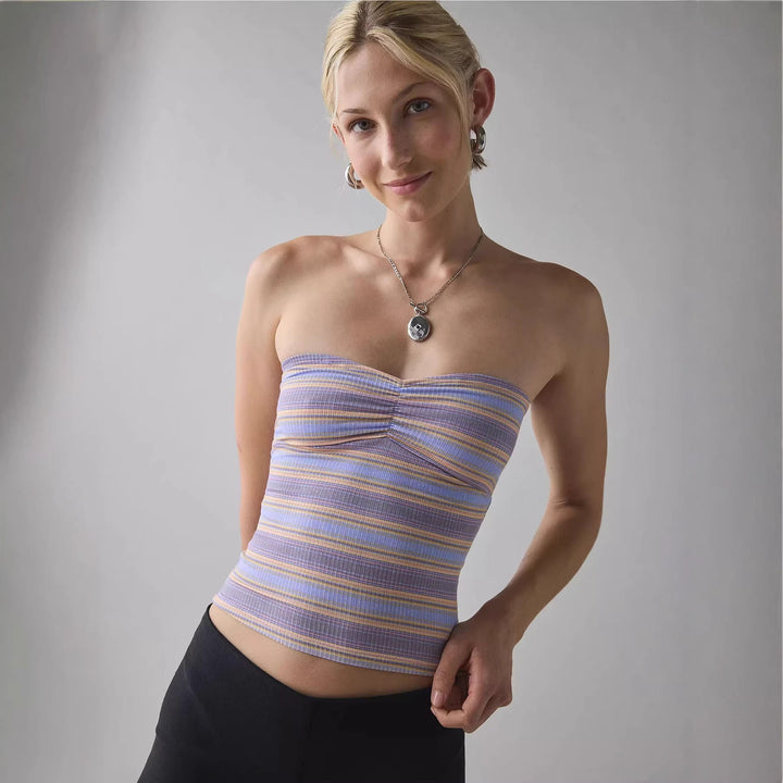 Lett dame bandeau-topp med moderne striper, utmerket for sommer og fritid. Stilfull kvinnetopp for varmt vær.