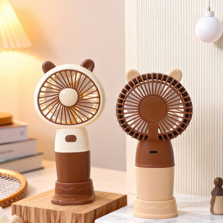 Liten, bærbar vifte i minimalistisk design, gir effektiv personlig avkjøling for hjem og kontor.