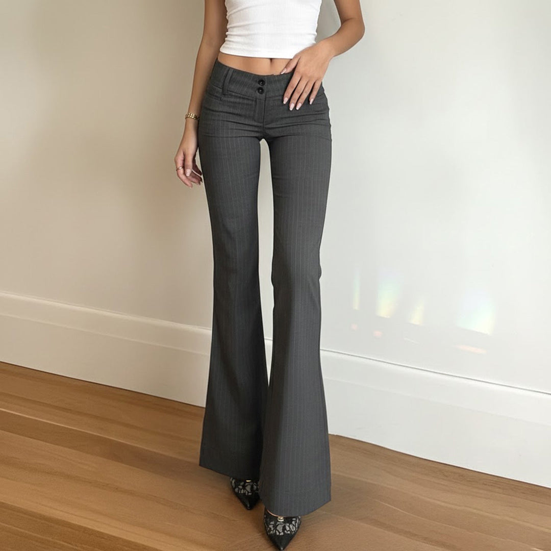 Dame flared jeans med høy midje og trendy vertikale striper. Perfekt for en stilig hverdagslook.