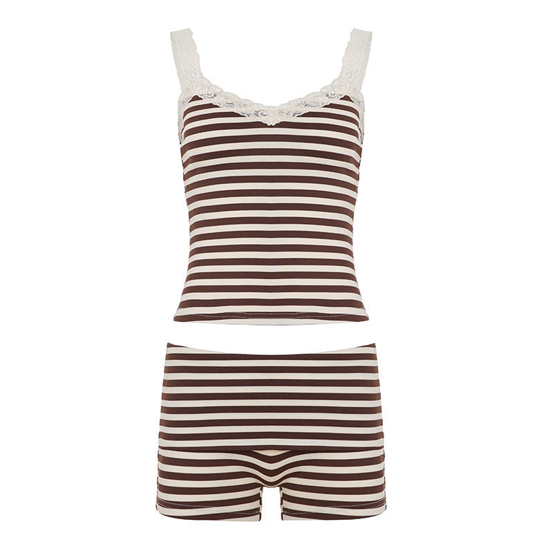 Todelt dame-nattøy med stripete shorts og blondekantet topp. Komfortabelt pyjamassett.