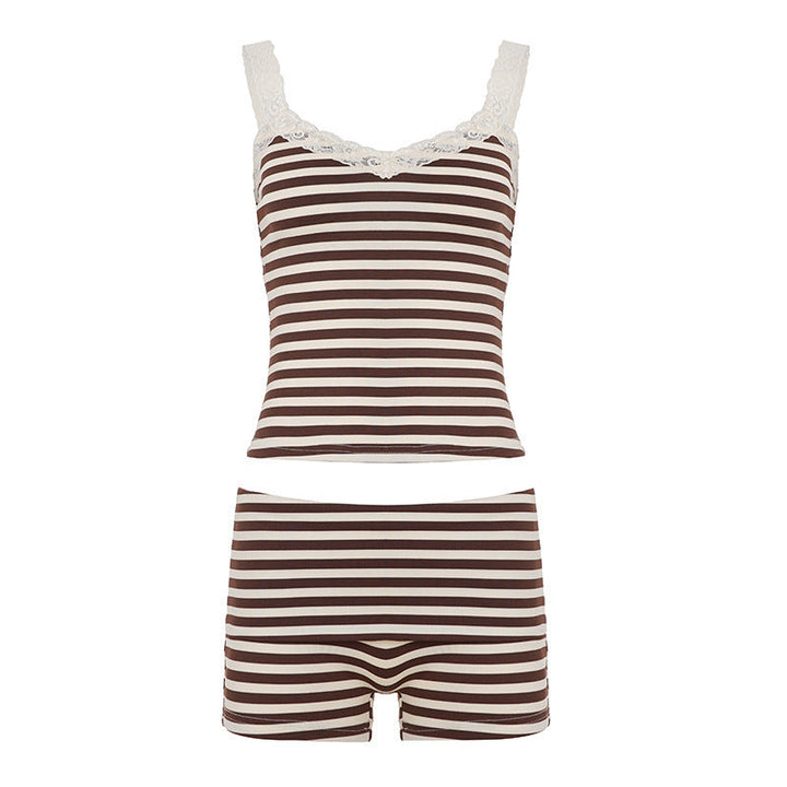 Todelt dame-nattøy med stripete shorts og blondekantet topp. Komfortabelt pyjamassett.