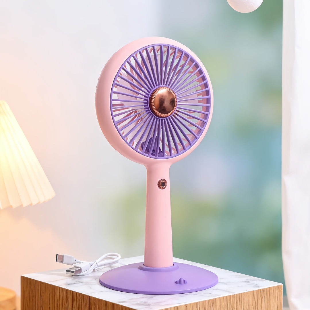Detaljbilde av hvit, dekorativ bordvifte med søte kattører, perfekt for personlig kjøling om sommeren.
