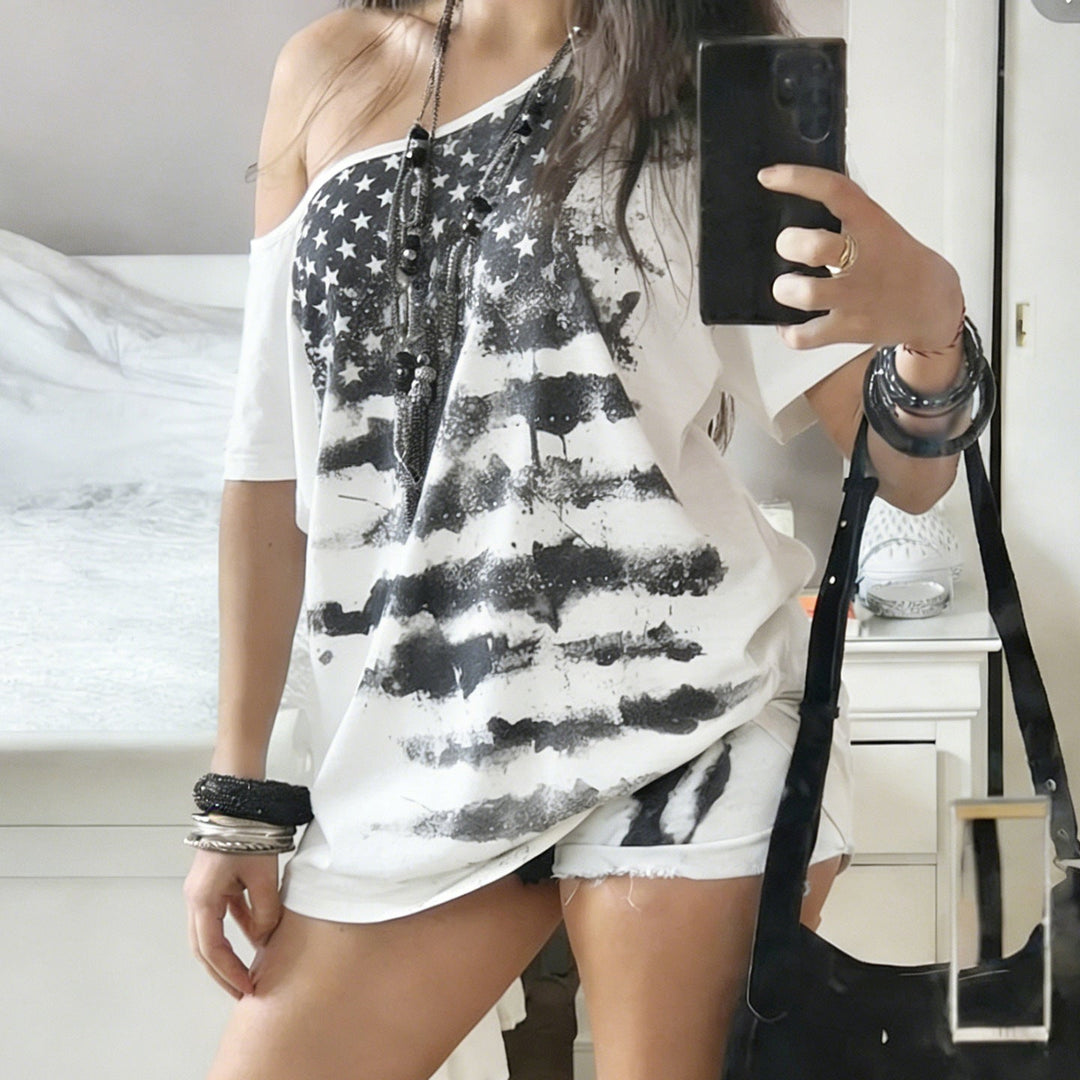 Hvit oversized dame t-skjorte med unikt asymmetrisk snitt og stjerneprint. Komfortabel sommertopp.